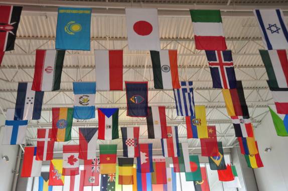 Bandeiras de todos os países que já compraram aviões da Boeing, expostas no salão de visitantes da empresa, 30 km ao norte de Seattle, no estado de Washington, nos Estados Unidos